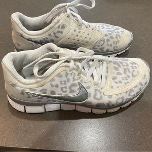 Nike White and White Animal Patterned Sneakers 6.5